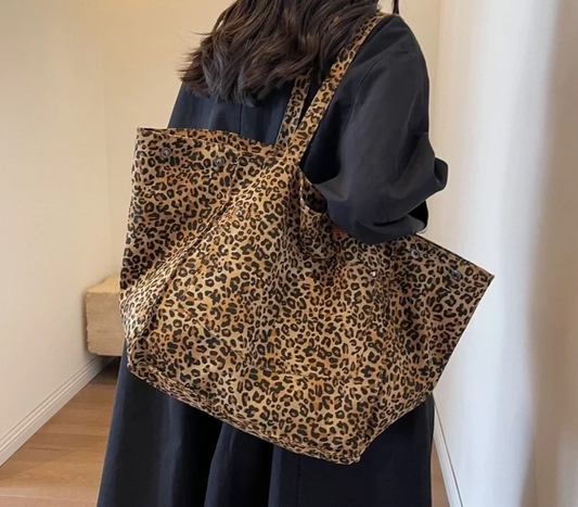 Bolso de leopardo de gran capacidad.