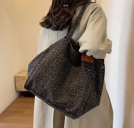 Bolso de leopardo de gran capacidad.