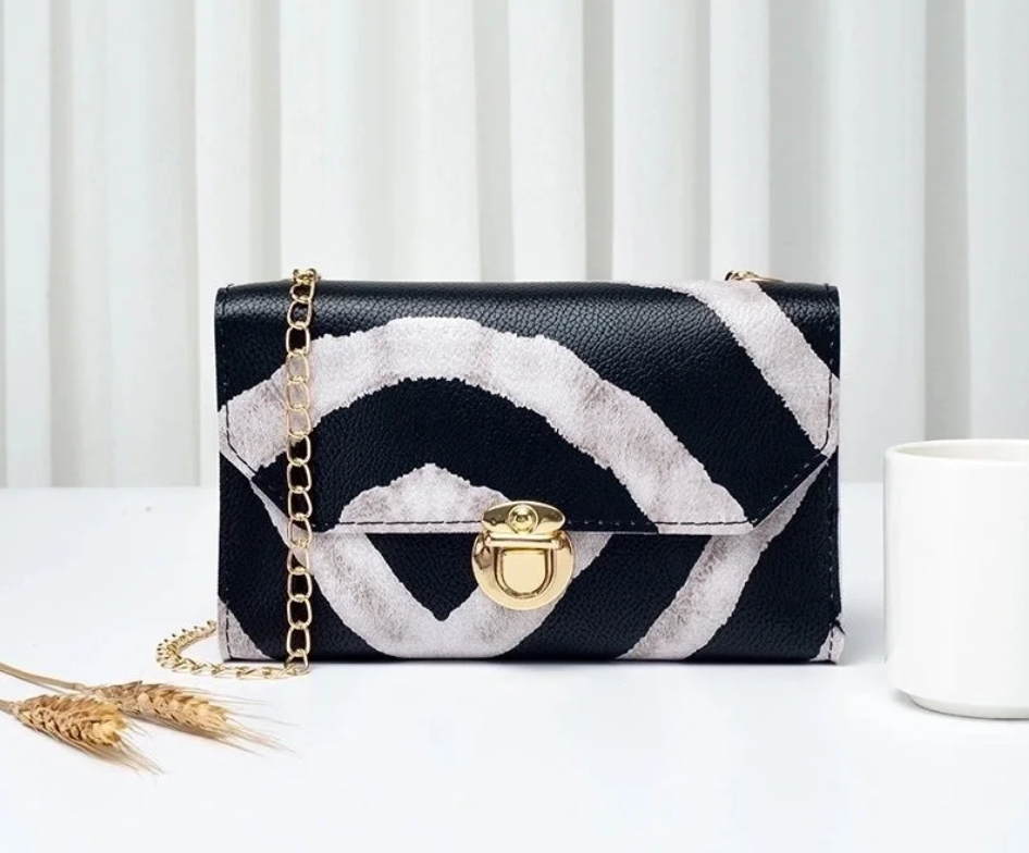Bolso de mano pequeño.